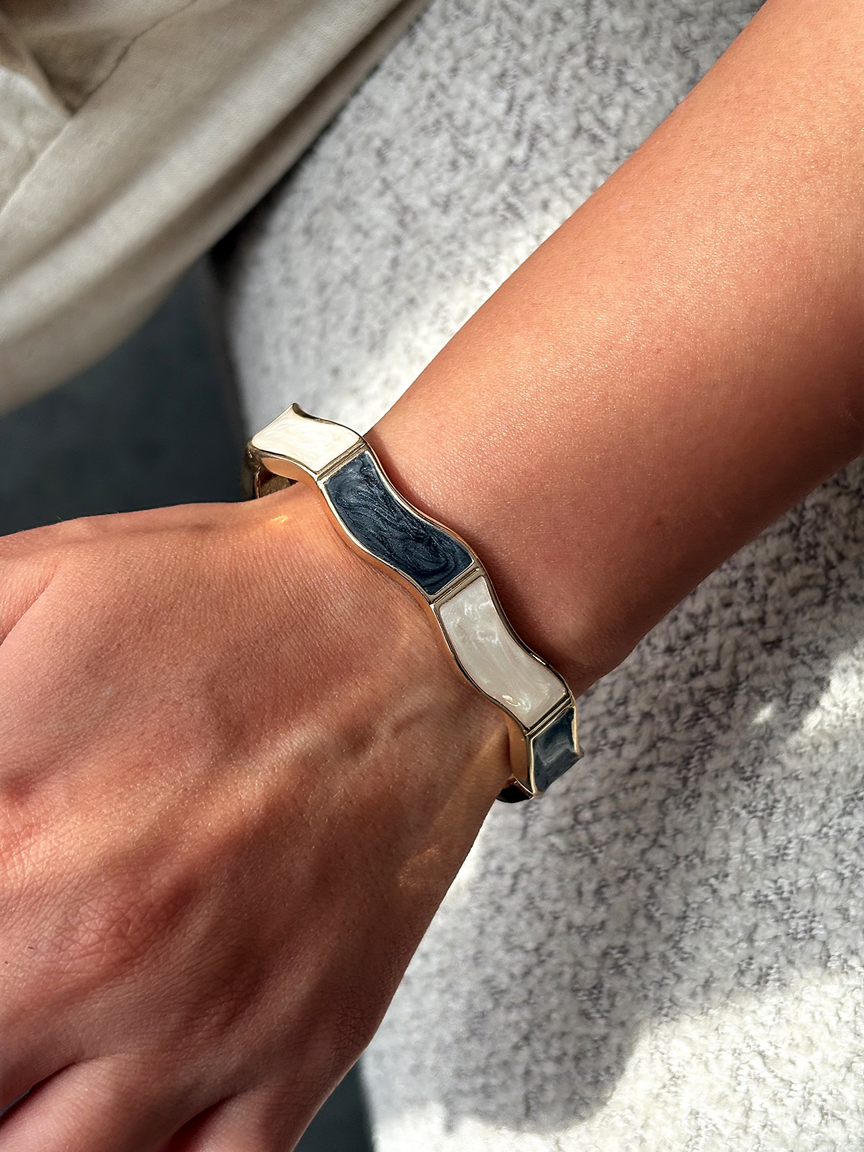 نگل میناکاری دو رنگ سبز و کرم