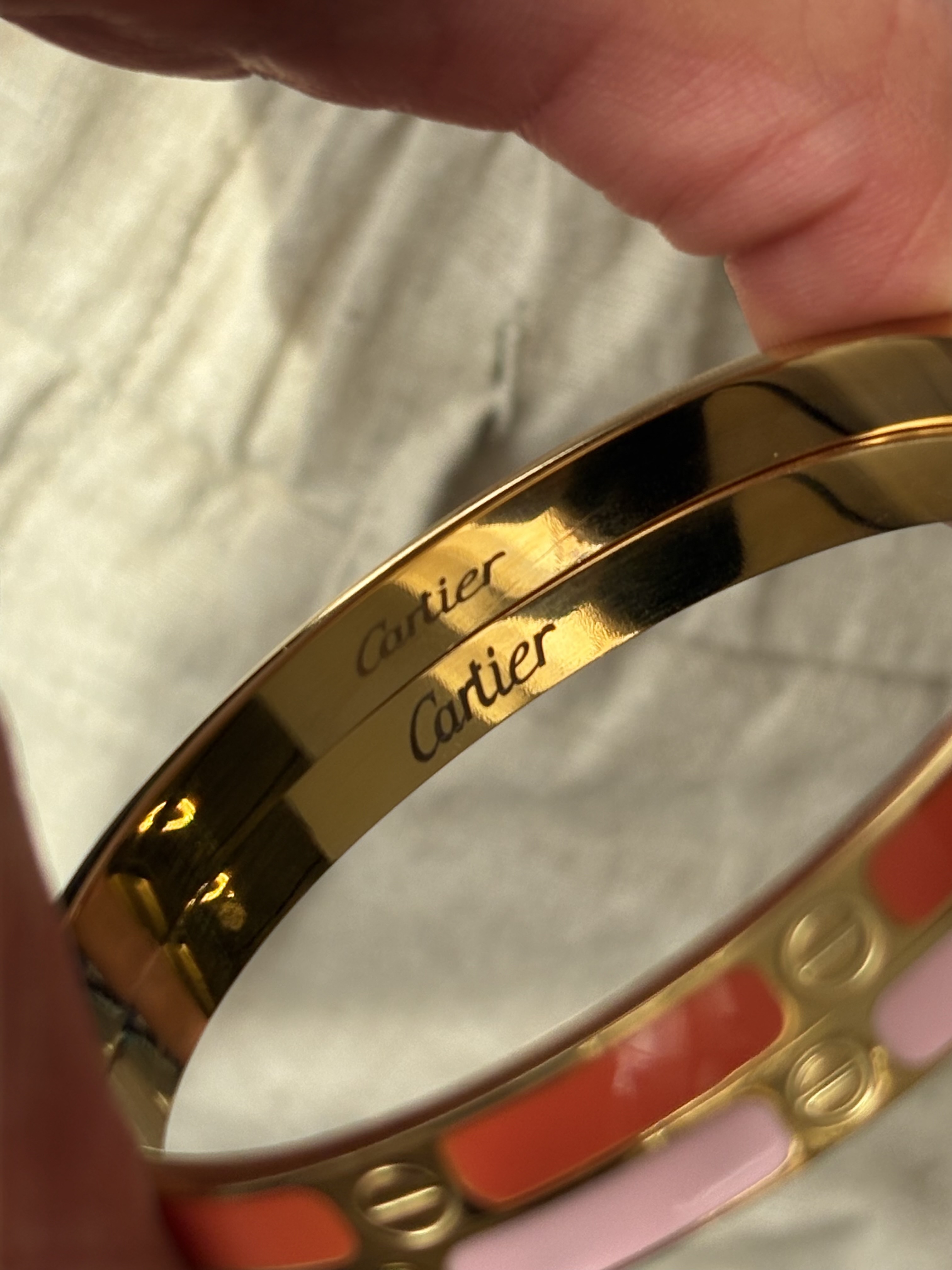 بنگل زنانه کارتیه با حک داخل بدنه