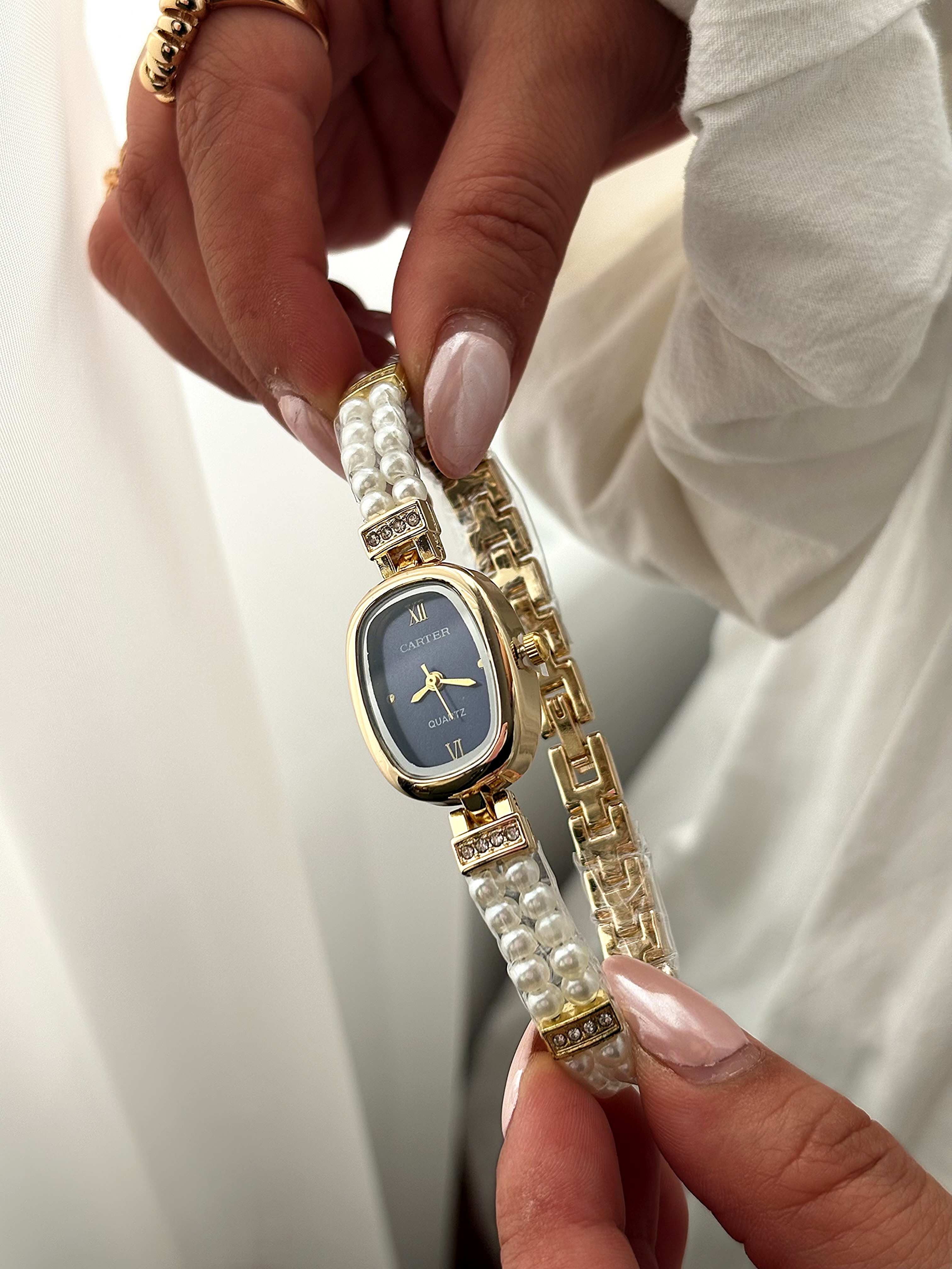 ساعت مچی زنانه بند مرواریدی طلایی صفحه سفید