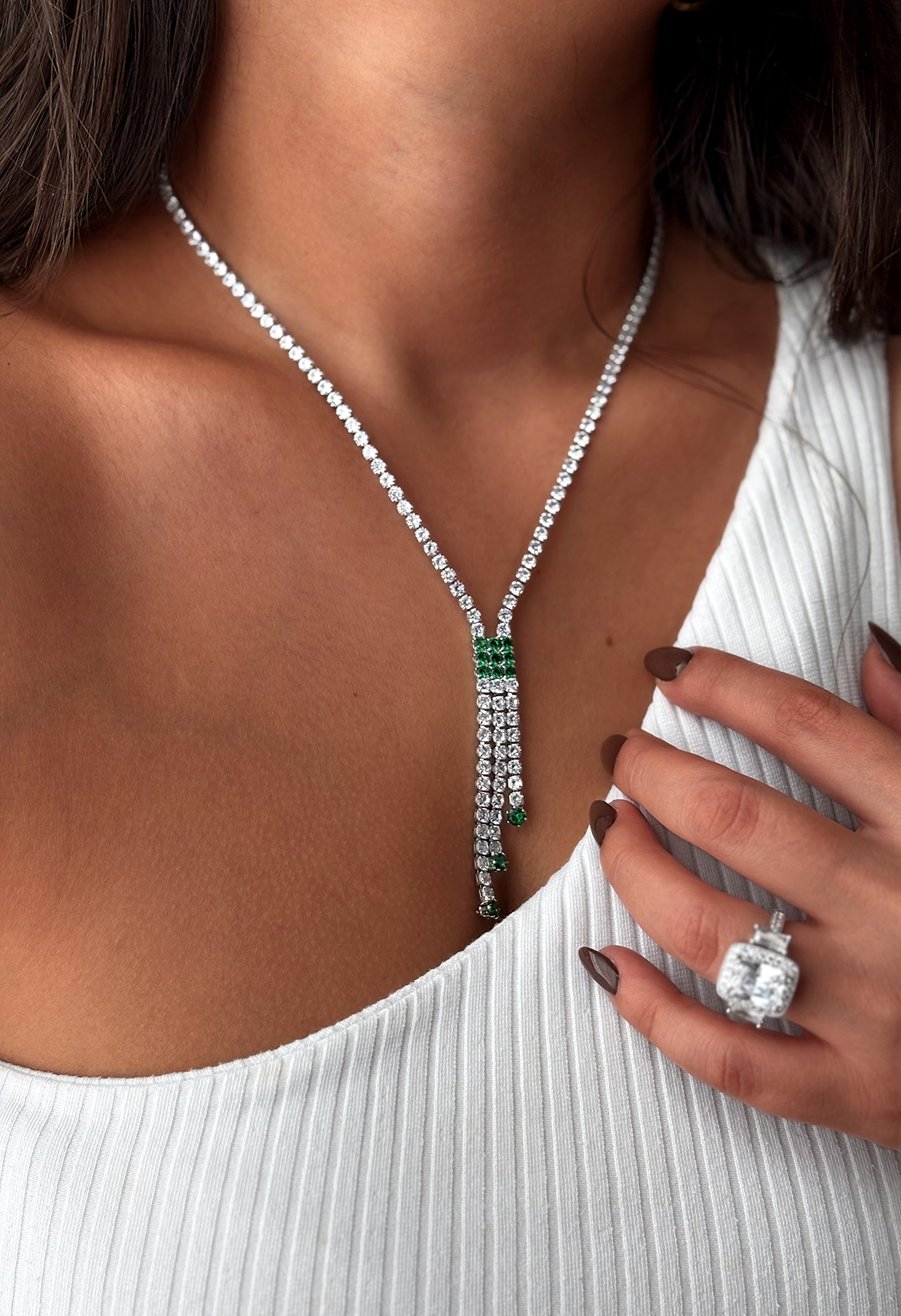 نمای روبروی گردنبند تنیسی نگین سبز و سفید