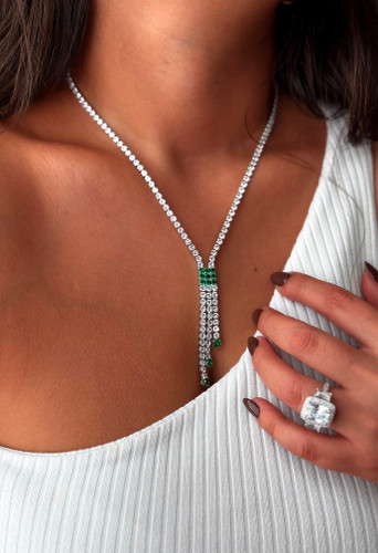 نمای روبروی گردنبند تنیسی نگین سبز و سفید