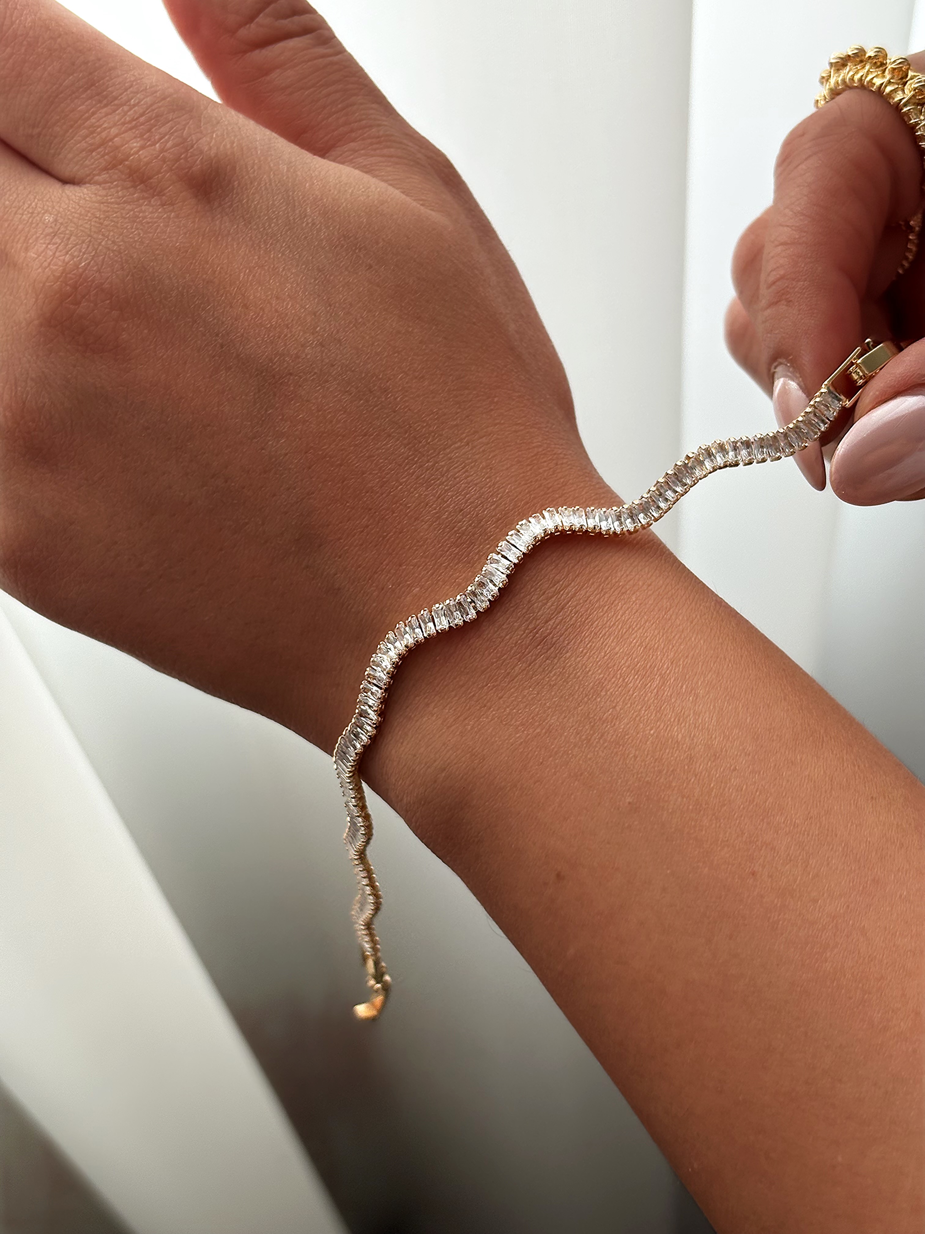 دستبند نقره‌ای تنیسی موجی