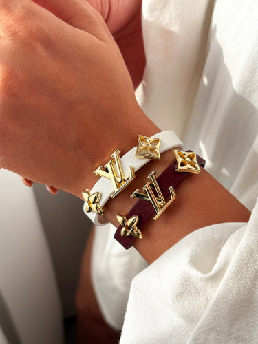نمای روی دست دستبند چرمی لویی ویتون