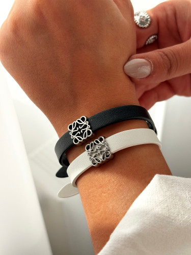 نمای روی دست دستبند