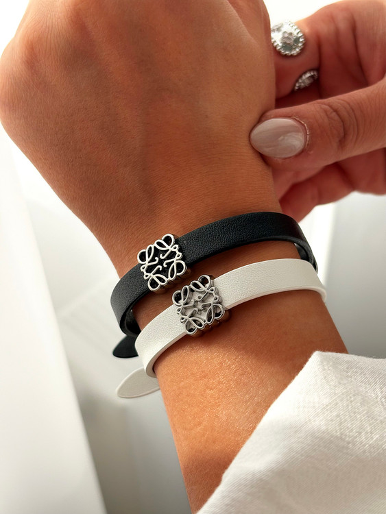 نمای روی دست دستبند