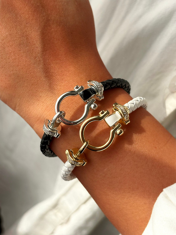 نمای نزدیک دستبند روی دست