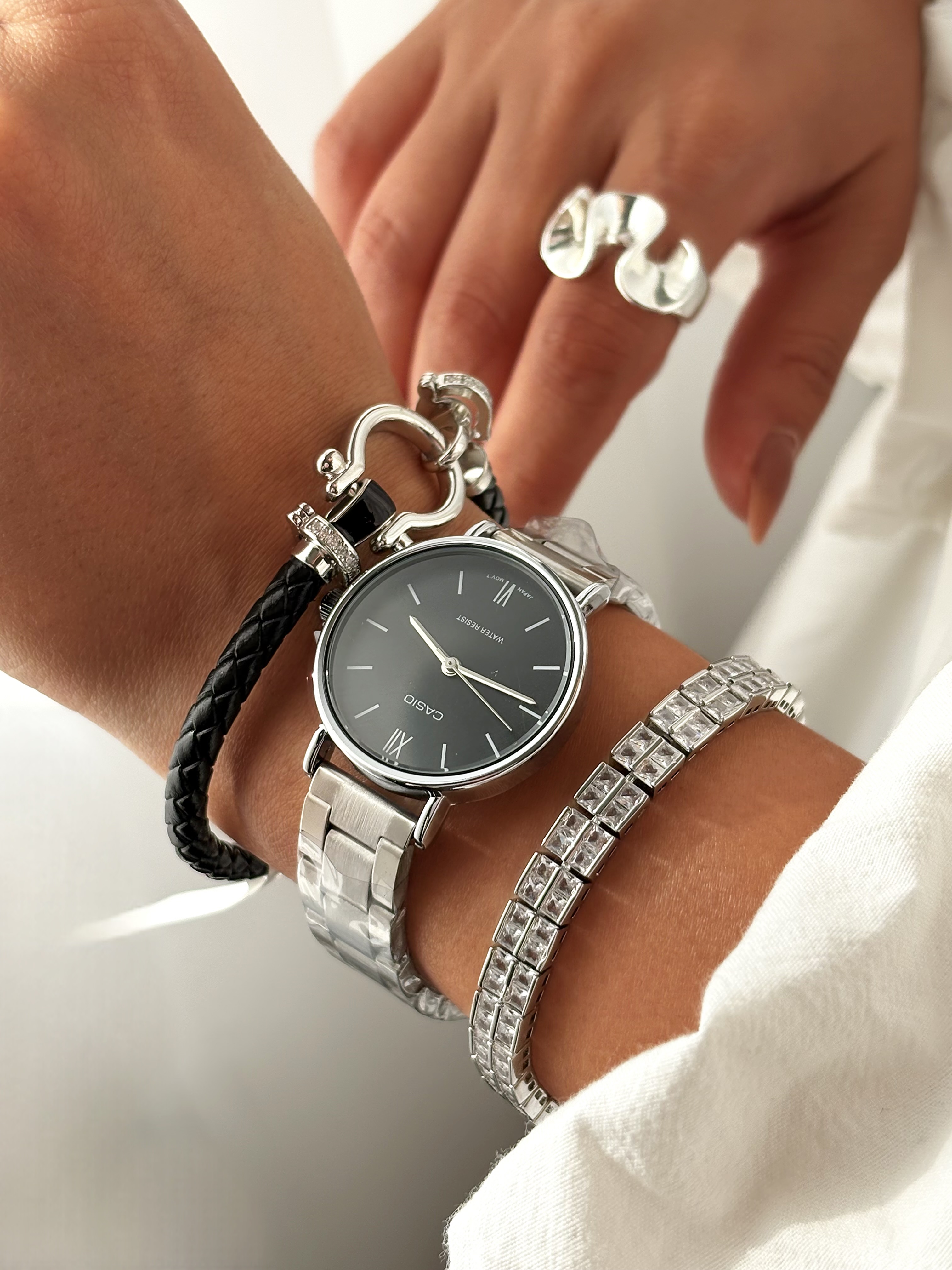 ساعت مچی گرد کاسیو نقره‌ای صفحه مشکی