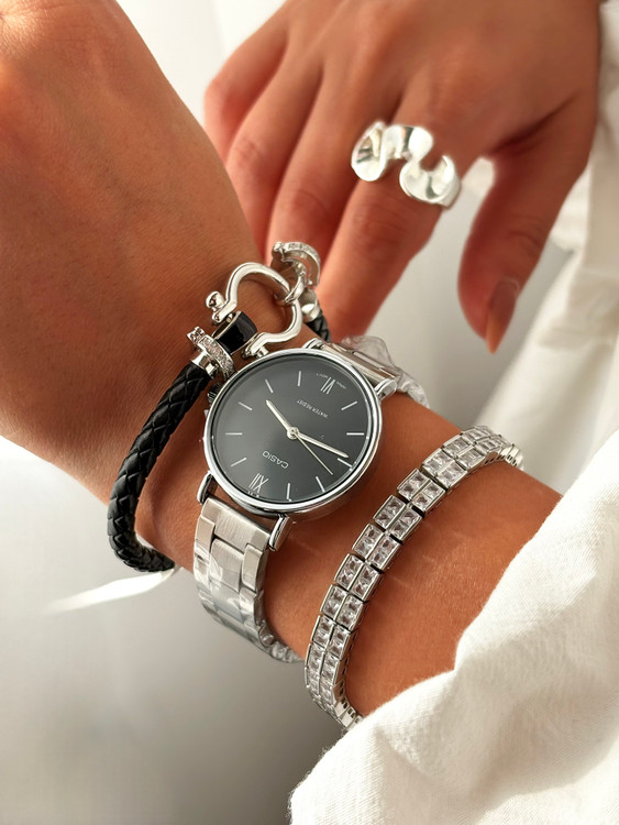 ساعت مچی گرد کاسیو نقرهای صفحه مشکی