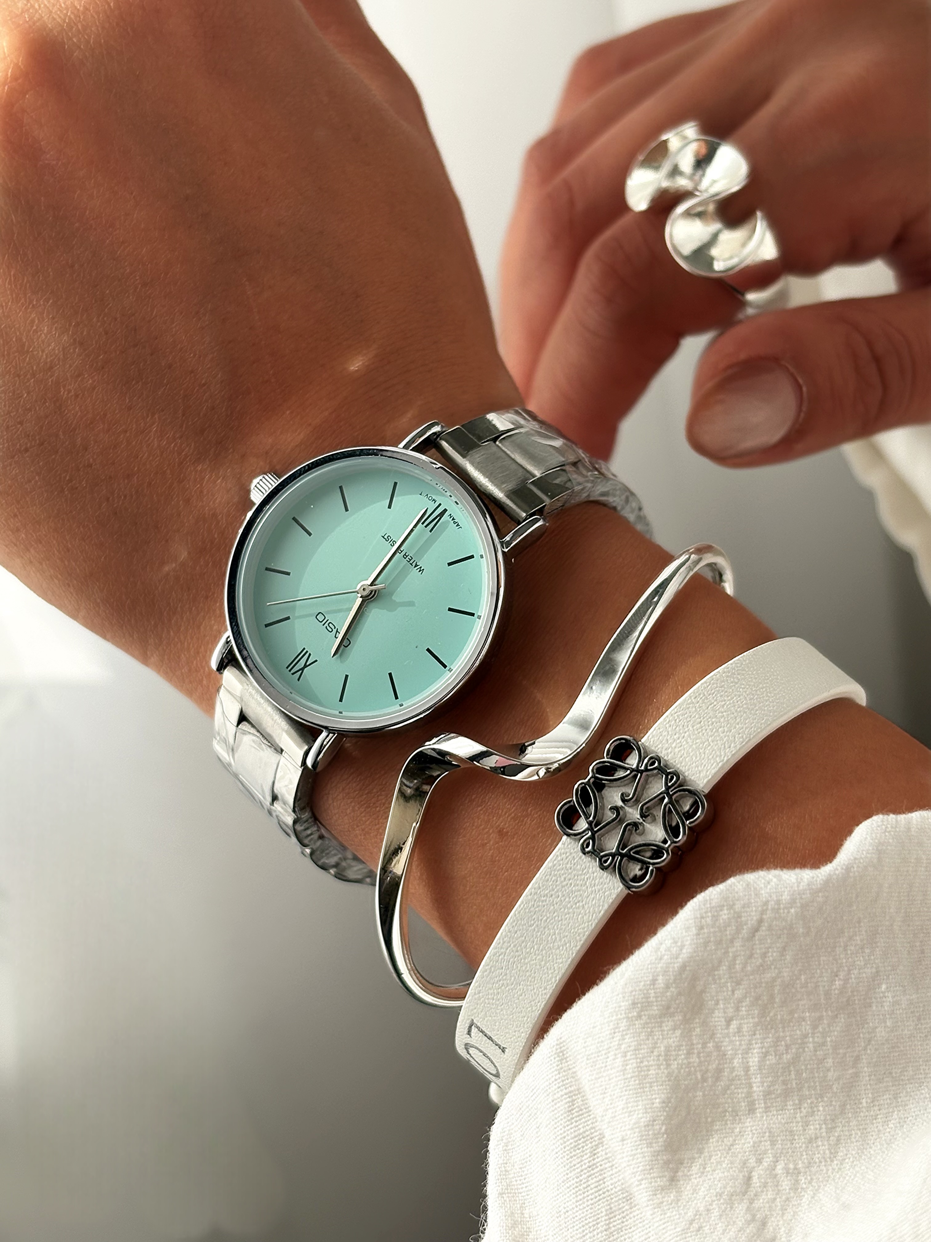 ساعت مچی گرد کاسیو نقرهای صفحه آبی تیفانی یا نیلی