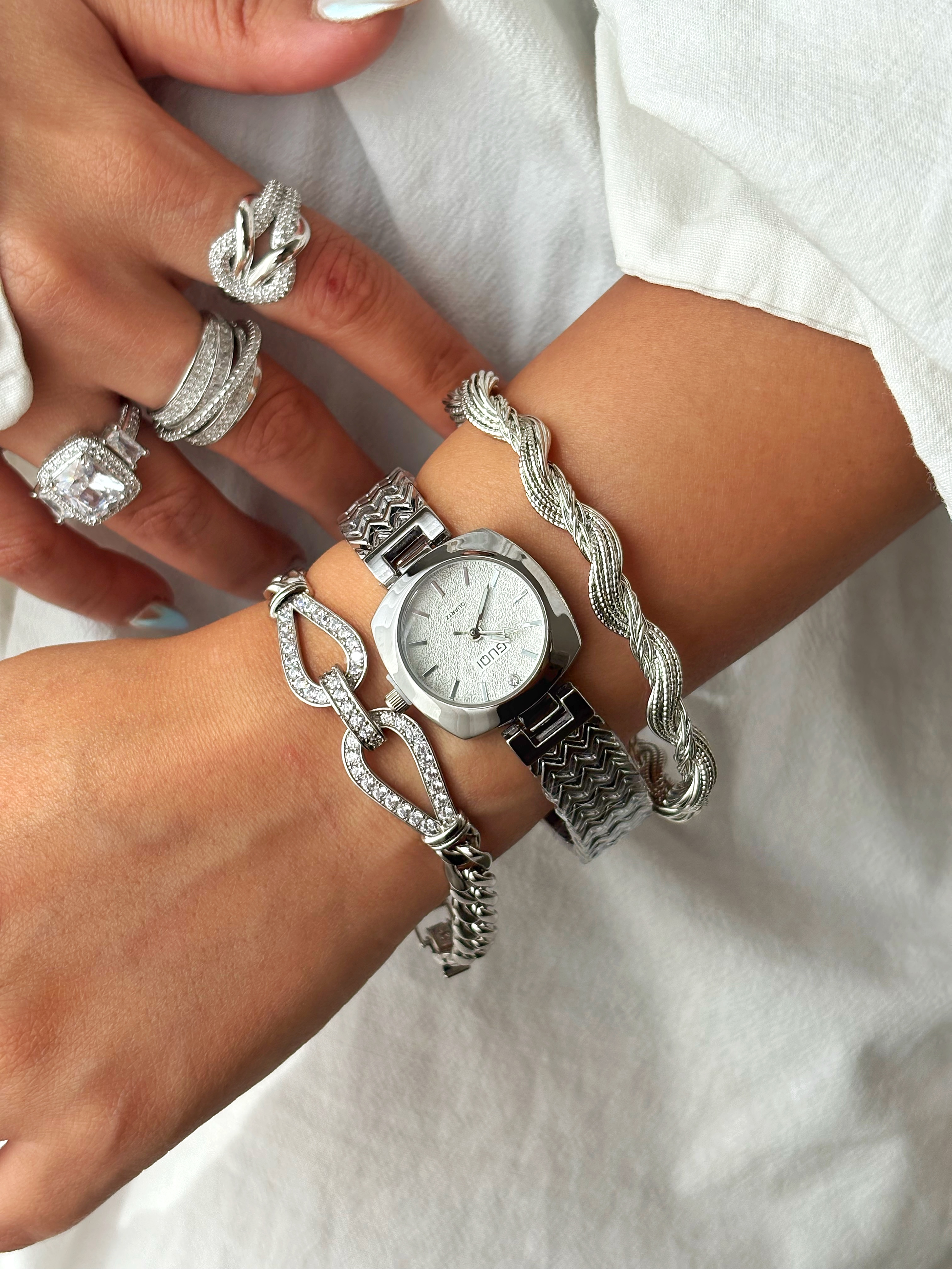 بسته شده روی دست