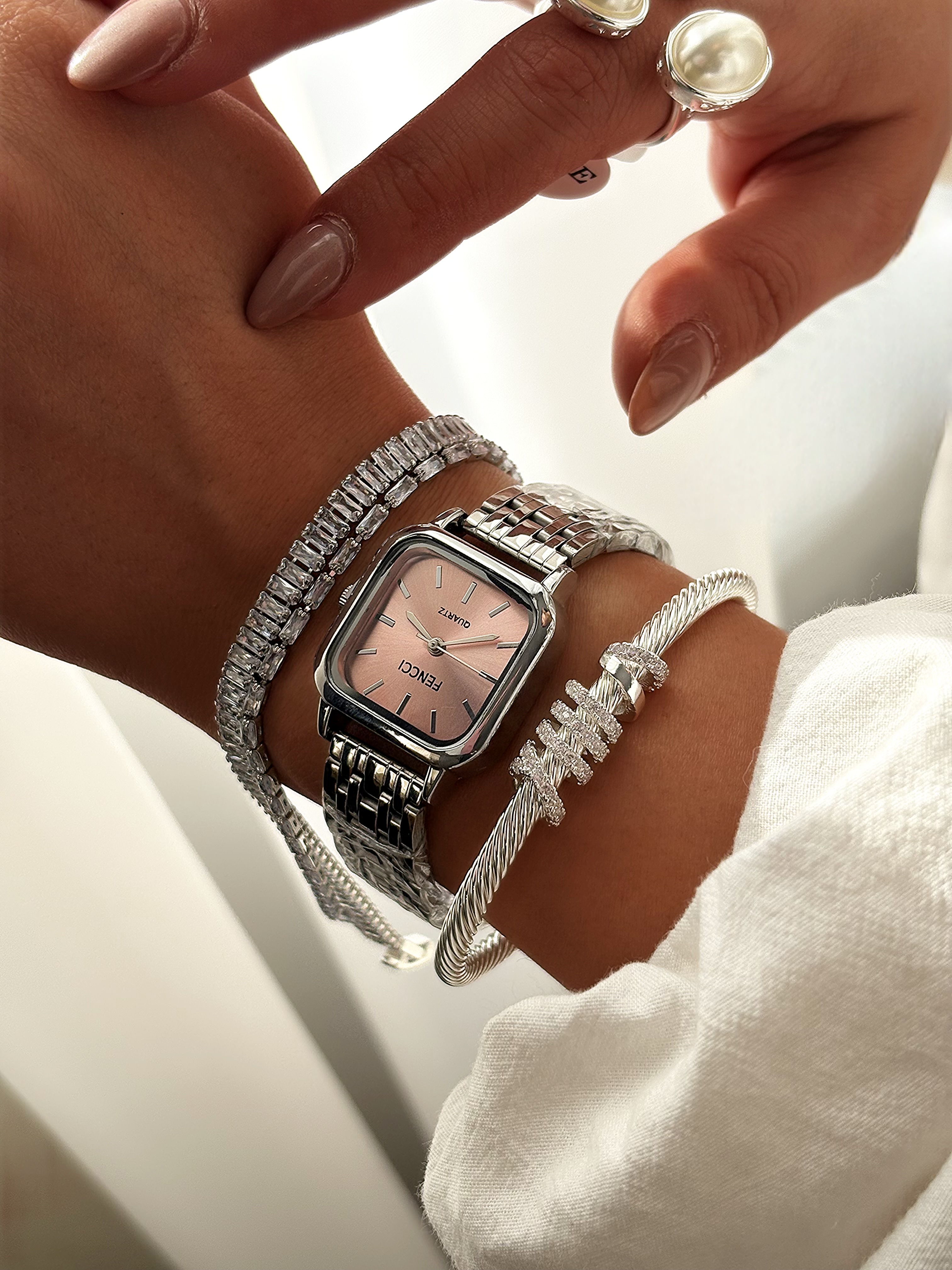 ساعت مچی زنانه فنسی صفحه صورتی