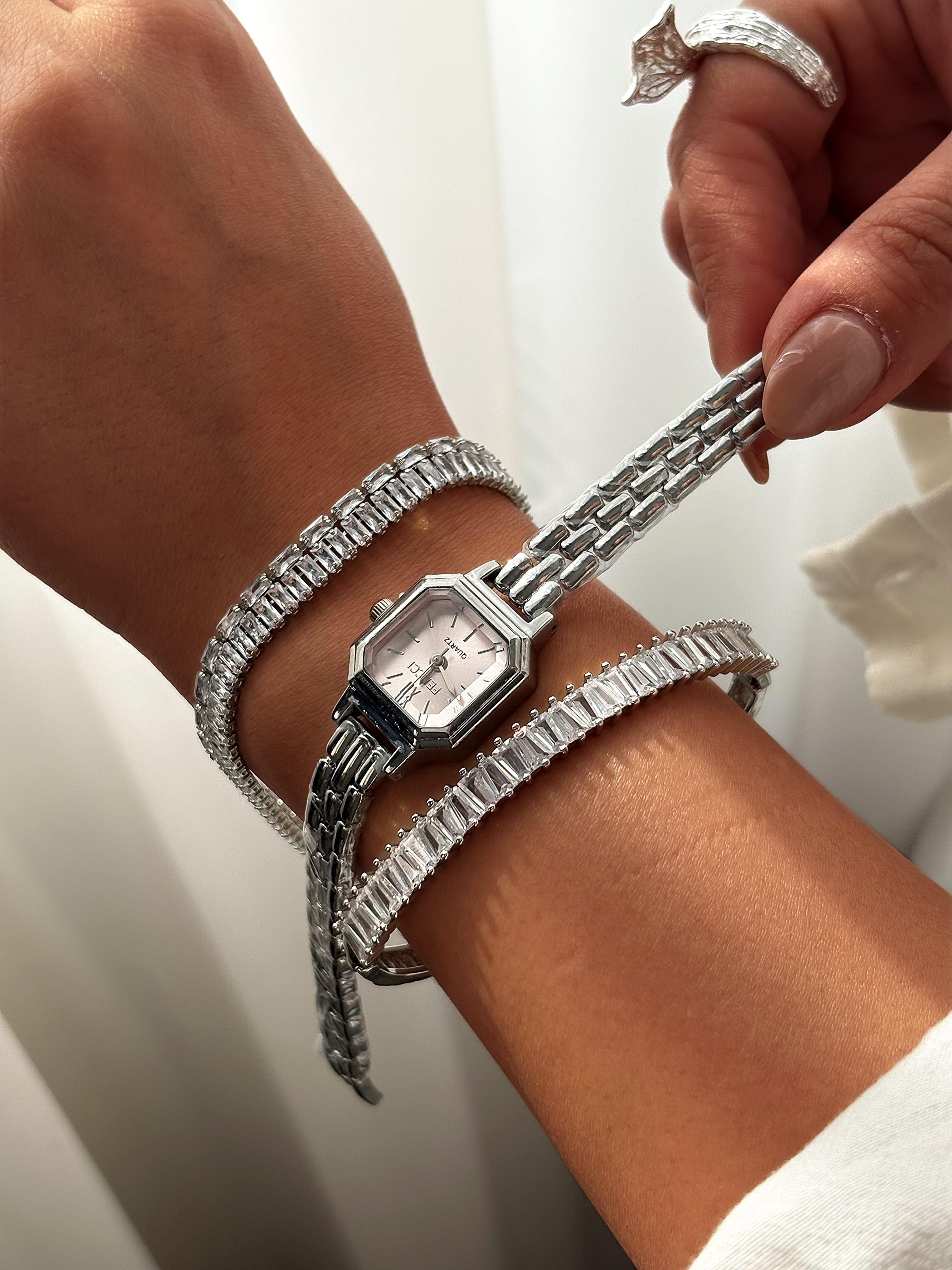 ساعت می زنانه فنسی صفحه صورتی