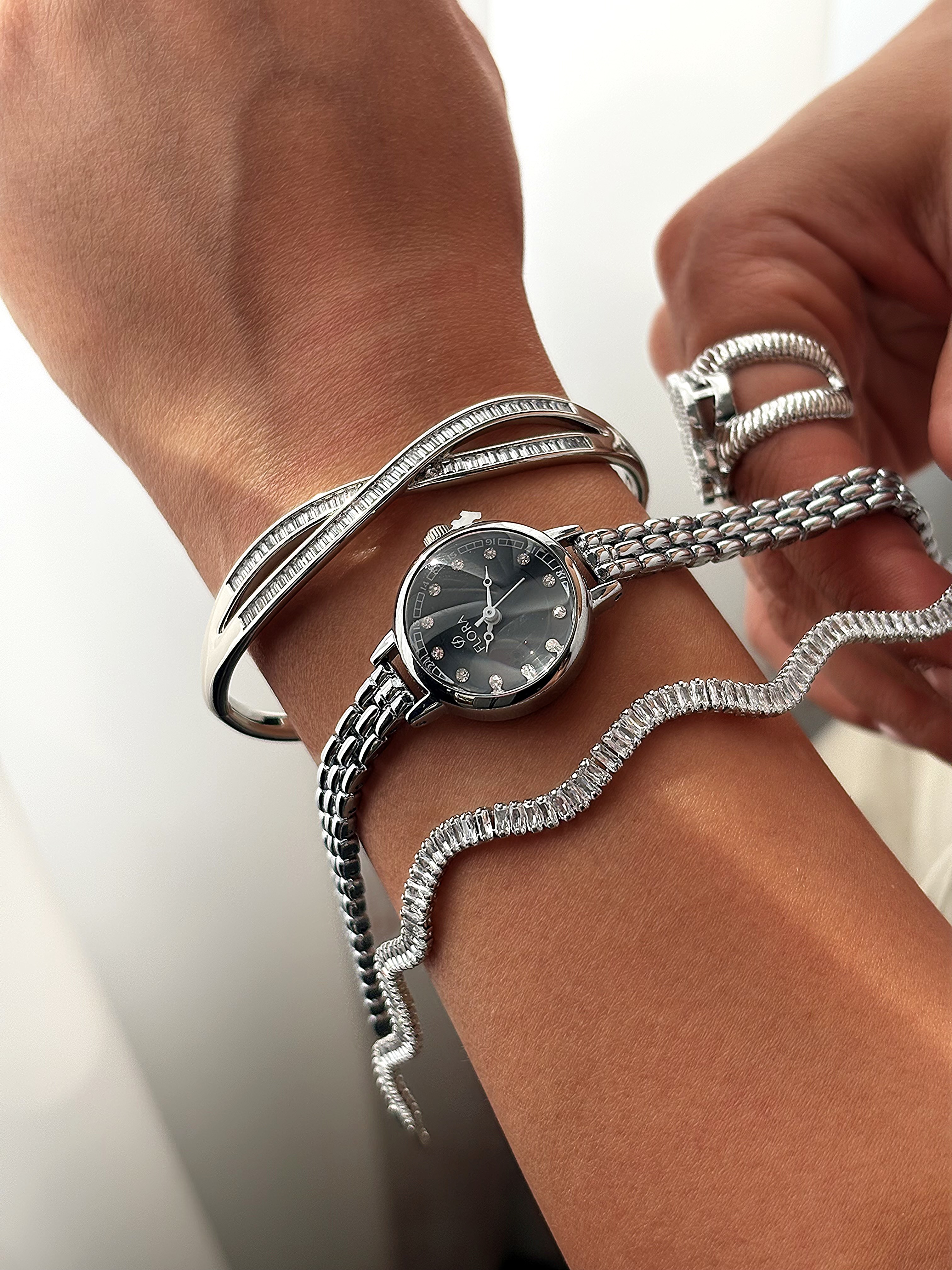 نمای روی دست ساعت مچی زنانه فلورا