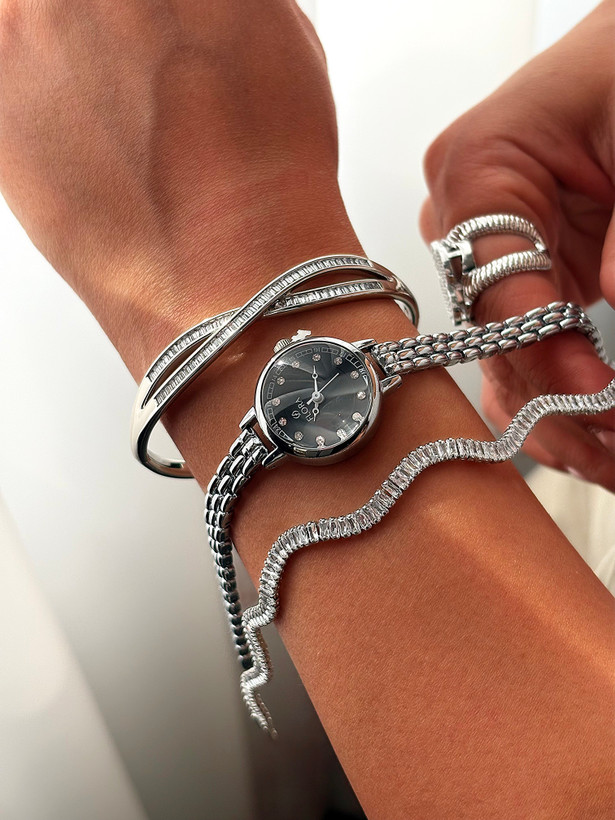 نمای روی دست ساعت مچی زنانه فلورا