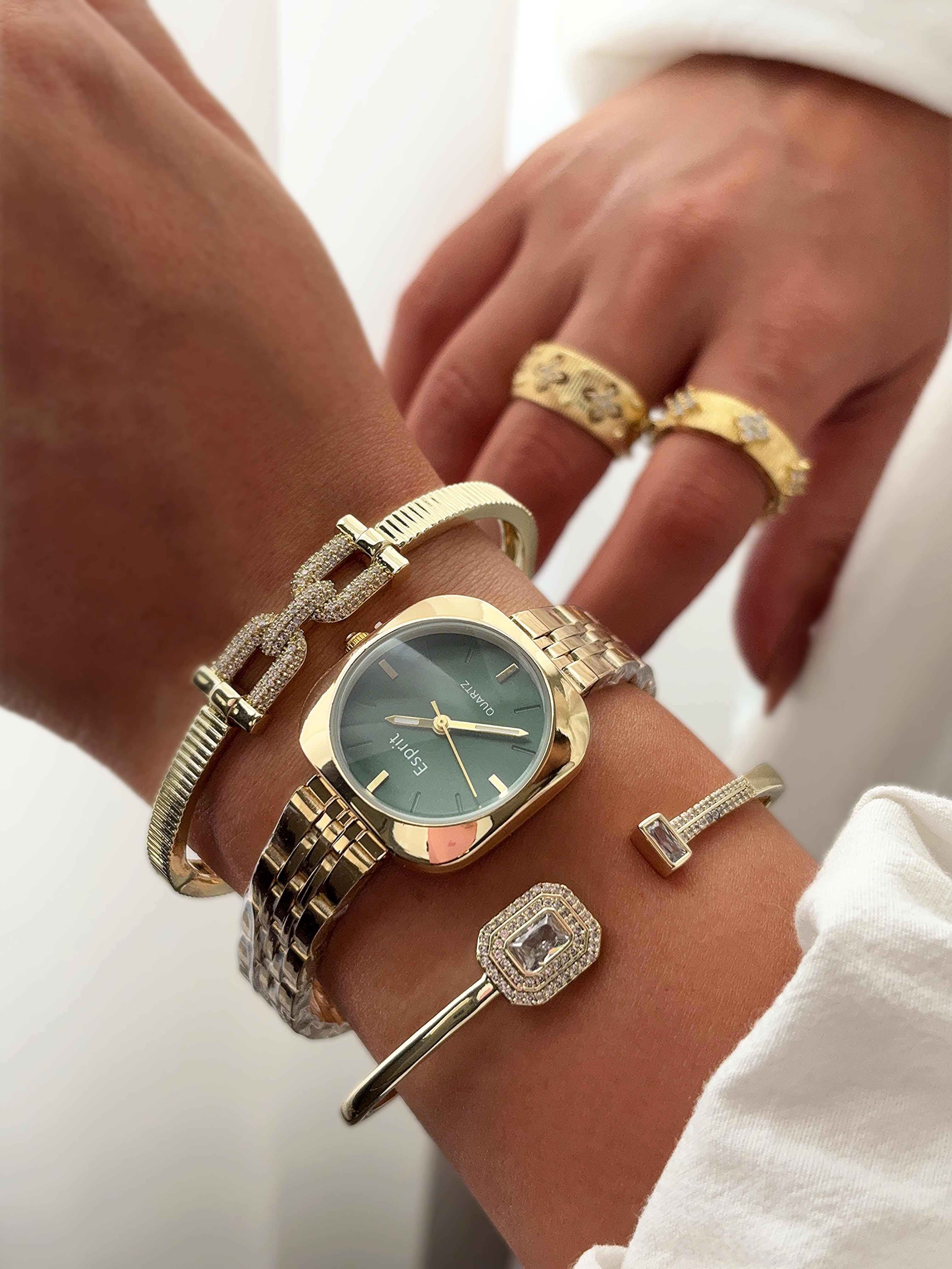 رنگ طلایی صفحه سبز ساعت مچی