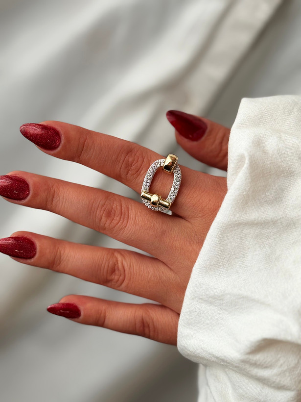 تصویر انگشتر تیفانی روی انگشت