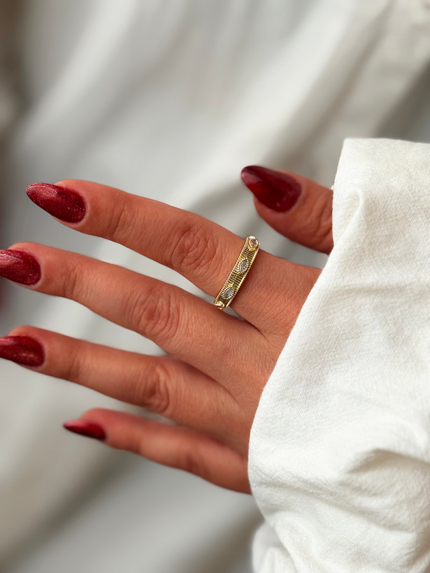 نمای روی دست انگشتر استیل رنگ ثابت طرح چشم