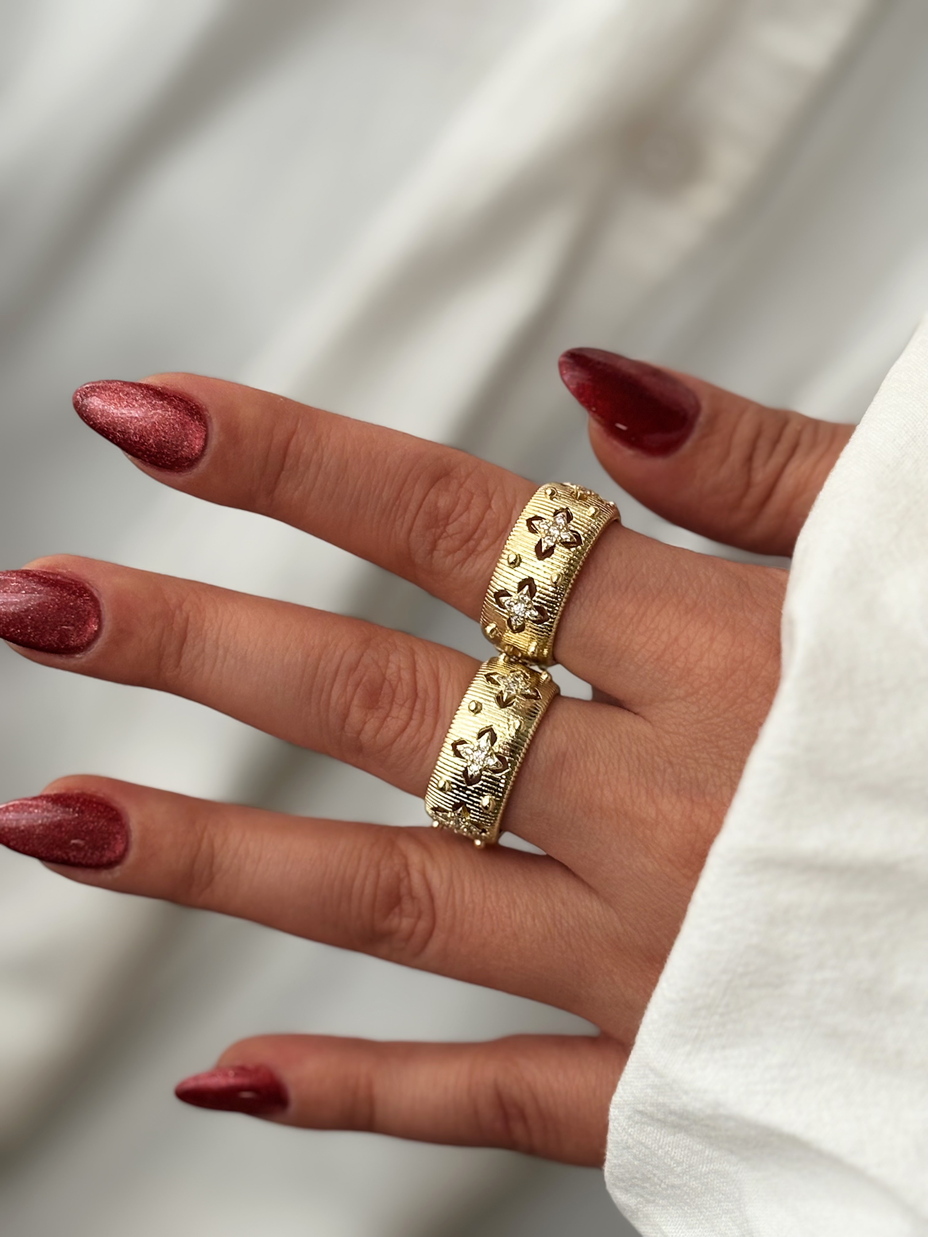 تصویر انگشتر ونکلیف زنانه روی انگشت