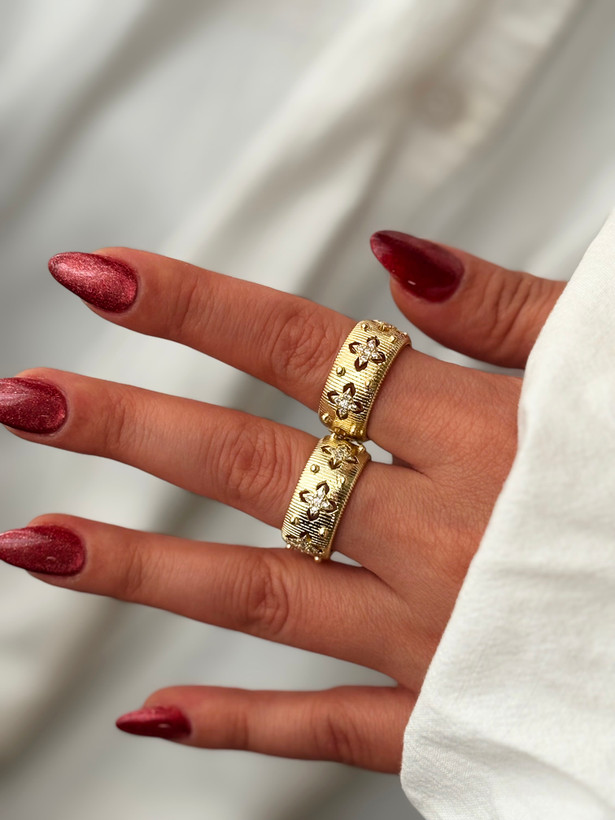 تصویر انگشتر ونکلیف زنانه روی انگشت